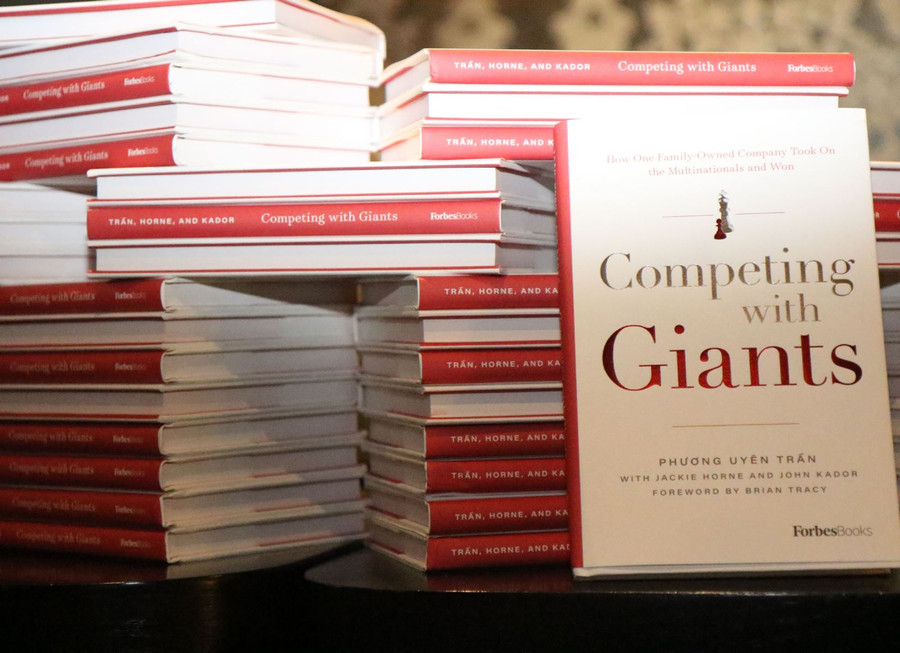 “Competing with giants” sẽ chính thức được xuất bản tại Việt Nam với tựa đề “Vượt lên người khổng lồ” “Competing with giants” sẽ chính thức được xuất bản tại Việt Nam với tựa đề “Vượt lên người khổng lồ”