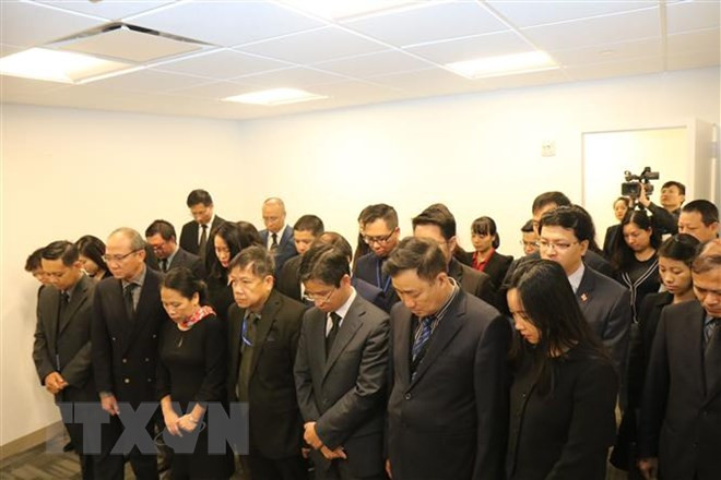 Cán bộ, nhân viên Phái đoàn Thường trực Việt Nam tại Liên Hợp quốc dành một phút mặc niệm Chủ tịch nước Trần Đại Quang. Cán bộ, nhân viên Phái đoàn Thường trực Việt Nam tại Liên Hợp quốc dành một phút mặc niệm Chủ tịch nước Trần Đại Quang.