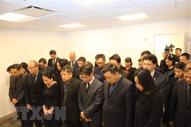 Cán bộ, nhân viên Phái đoàn Thường trực Việt Nam tại Liên Hợp quốc dành một phút mặc niệm Chủ tịch nước Trần Đại Quang.