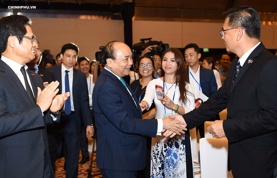 Thủ tướng Nguyễn Xuân Phúc trò chuyện với các đại biểu dự Hội nghị. Ảnh: VGP Thủ tướng Nguyễn Xuân Phúc trò chuyện với các đại biểu dự Hội nghị. Ảnh: VGP