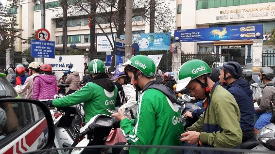 Một trường hợp Grap Bike vừa điều khiển, vừa thao tác trên điện thoại thông minh.