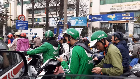 Một trường hợp Grap Bike vừa điều khiển, vừa thao tác trên điện thoại thông minh.