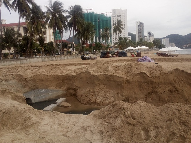 Xung quanh khu vực xả thải không một ai dám đến tắm.ảnh Mạnh Tuấn Xung quanh khu vực xả thải không một ai dám đến tắm.ảnh Mạnh Tuấn