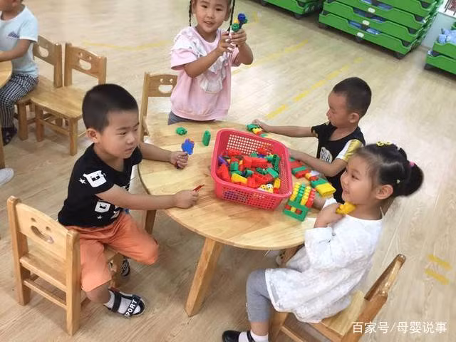 Khi trẻ hiểu được niềm vui của sự chia sẻ thì trẻ mới có thể vứt bỏ được bản tính ích kỷ của chính mình (Ảnh minh họa).