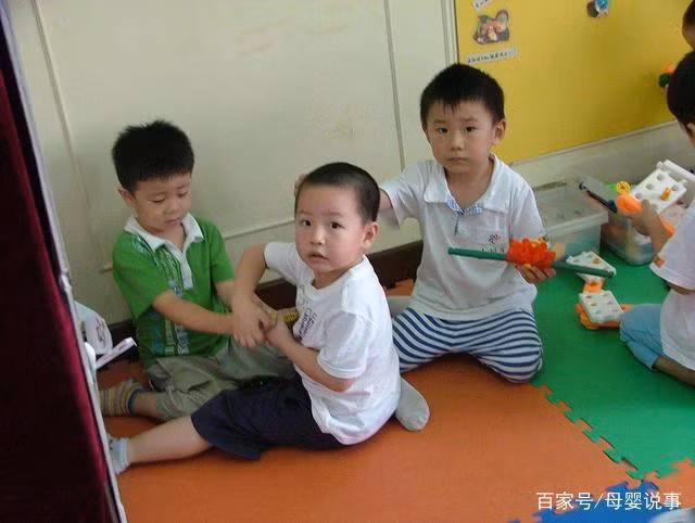 Khi trẻ có hành vi sai trái là chiếm dụng đồ vật, tài sản của người khác thì các bậc phụ huynh cần kịp thời răn dạy và giúp đỡ trẻ sửa đổi tính cách (Ảnh minh họa).