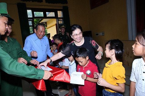 Phó Thủ tướng Trương Hòa Bình trao quà cho học sinh hai xã Đồng Tĩnh và Đại Đình - Ảnh: VGP