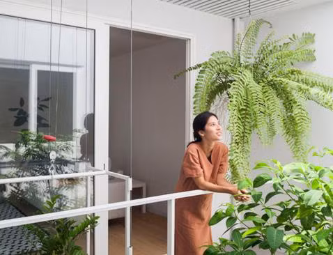 Ngôi nhà tràn ngập cây xanh của vợ chồng trẻ gây sốt trên báo Mỹ - Ảnh 14.