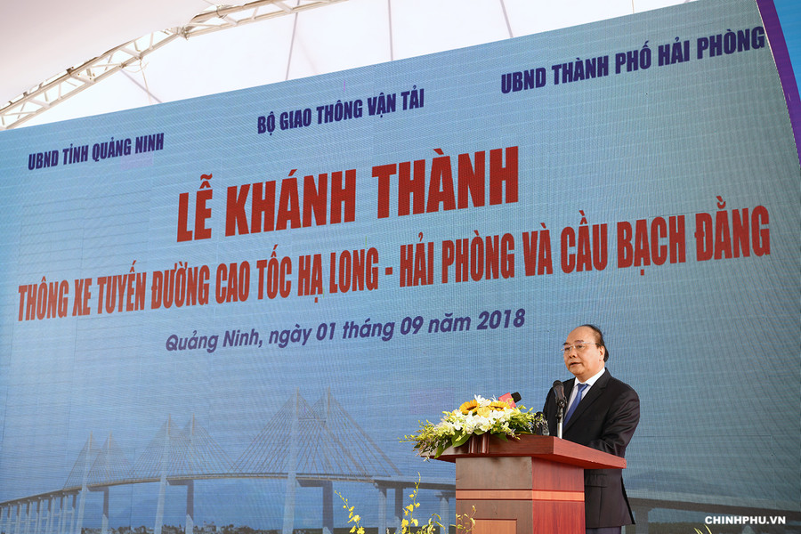 Thủ tướng Nguyễn Xuân Phúc nhấn mạnh cây cầu là kết quả của sự đột phá bởi tư duy năng động, dám nghĩ dám làm của lãnh đạo địa phương với sự hỗ trợ tích cực của Chính phủ, Thủ tướng Chính phủ các thời kỳ. Ảnh: VGP