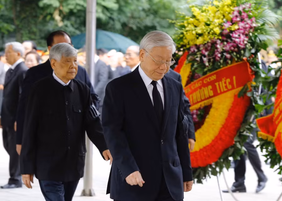 Đoàn Ban Chấp hành Trung ương Đảng do Tổng Bí thư Nguyễn Phú Trọng dẫn đầu vào viếng đồng chí Trần Đại Quang. Ảnh VGP Đoàn Ban Chấp hành Trung ương Đảng do Tổng Bí thư Nguyễn Phú Trọng dẫn đầu vào viếng đồng chí Trần Đại Quang. Ảnh VGP