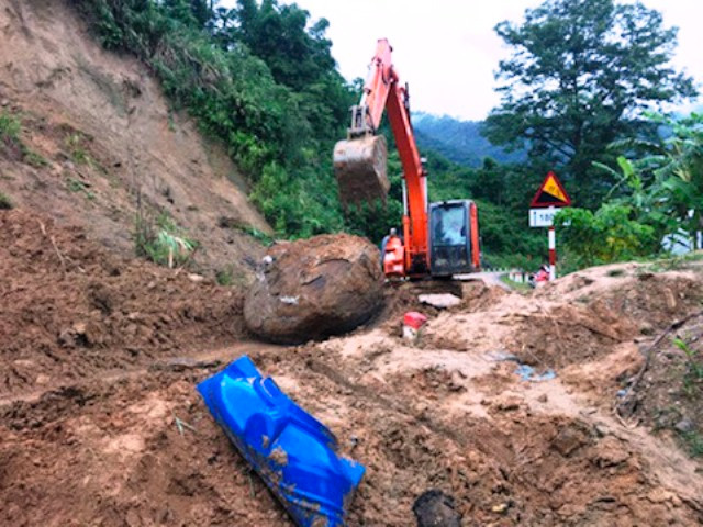 Hàng trăm khối đất, đá sạt lở khiến giao thông lên huyện Mường Lát ngưng trệ.