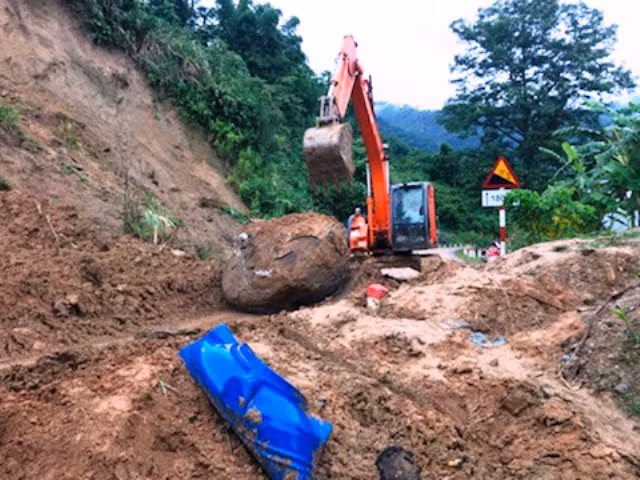 Hàng trăm khối đất, đá sạt lở khiến giao thông lên huyện Mường Lát ngưng trệ.
