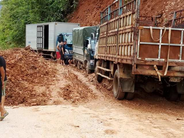 Tuyến đường đi lên các xã Tring Sơn, Trung Thành (Quan Hóa) bị sạt lở nghiêm trọng.