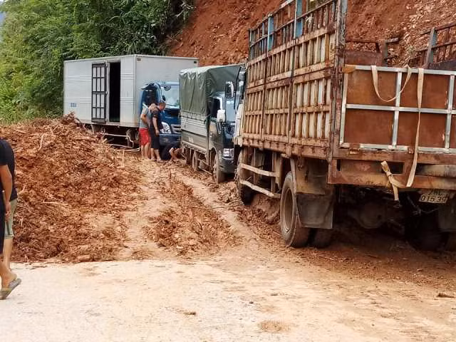 Tuyến đường đi lên các xã Tring Sơn, Trung Thành (Quan Hóa) bị sạt lở nghiêm trọng.