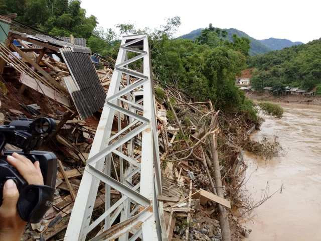 Cầu treo xã Trung Thành (Quan Hóa) bị lũ quật gãy.