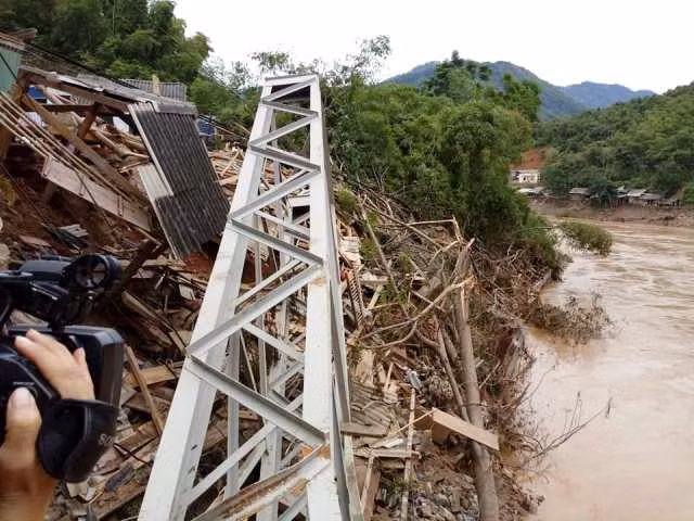 Cầu treo xã Trung Thành (Quan Hóa) bị lũ quật gãy.