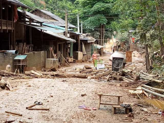 Bản làng, nhà dân ở xã Trung Sơn tan hoang sau lũ.