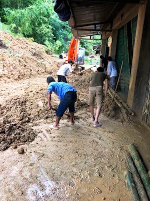 Đất, đá từ trên núi sạt vào nhà dân ở dọc Quốc lộ 15C đi Mường Lát.