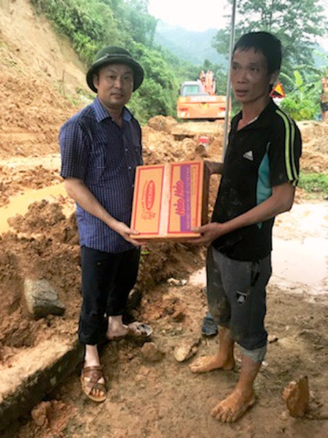 Ông Cao Văn Cường - Chủ tịch UBND huyện Mường Lát trao quà cứu trợ cho dân sau lũ.