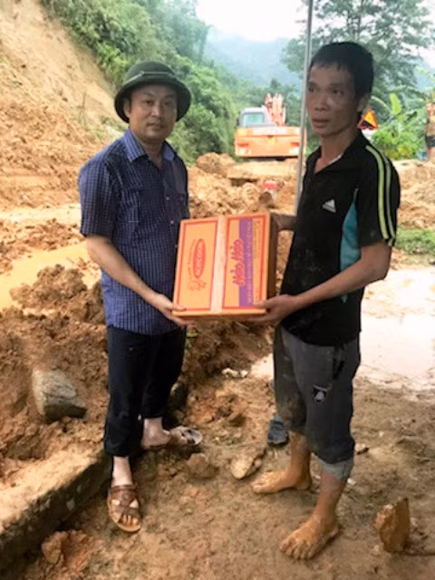 Ông Cao Văn Cường - Chủ tịch UBND huyện Mường Lát trao quà cứu trợ cho dân sau lũ.