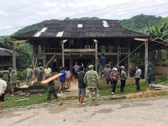 Bộ đội giúp dân khắc phục hậu quả mưa lũ.