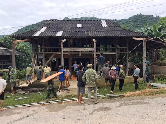 Bộ đội giúp dân khắc phục hậu quả mưa lũ.