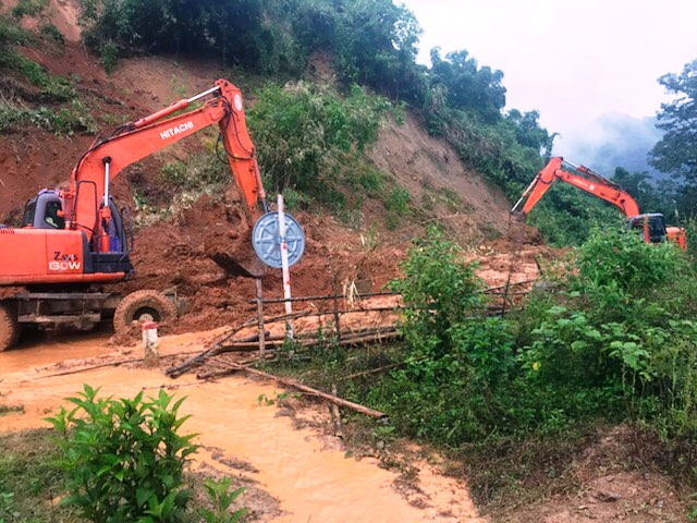 Quốc lộ 15C đi Mường Lát đang bị ách tắc.