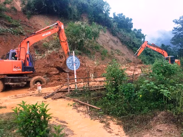 Quốc lộ 15C đi Mường Lát đang bị ách tắc.