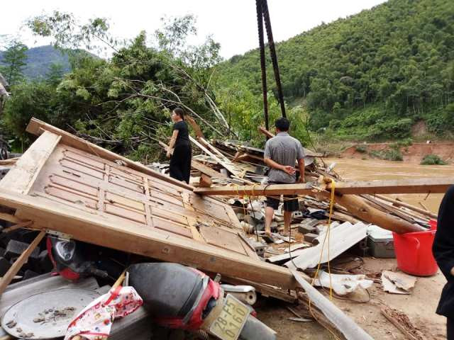 Tài sản, nhà cửa của người dân sau cơn lũ giữ chỉ còn là đống đổ nát.