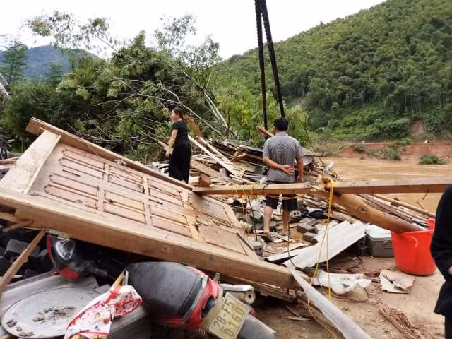 Tài sản, nhà cửa của người dân sau cơn lũ giữ chỉ còn là đống đổ nát.