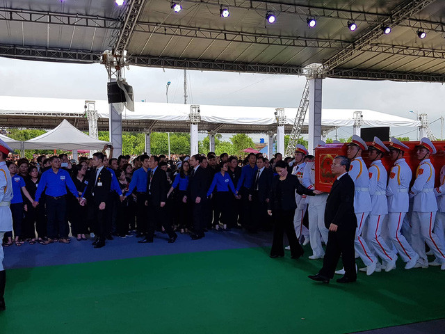 Chủ tịch Quốc hội Nguyễn Thị Kim Ngân và Thường trực Ban Bí thư Trần Quốc Vượng đỡ 2 bên linh cữu đưa linh cữu Chủ tịch nước Trần Đại Quang ra nơi an táng.