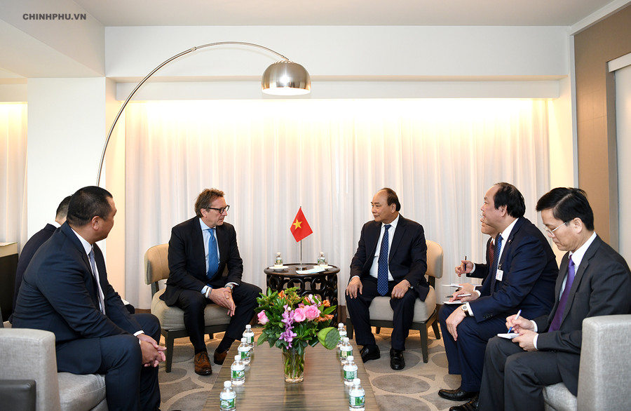 Thủ tướng tiếp ông Phil Falcone, Chủ tịch Quỹ Đầu tư tài chính Harbinger. Ảnh: VGP/Quang Hiếu Thủ tướng tiếp ông Phil Falcone, Chủ tịch Quỹ Đầu tư tài chính Harbinger. Ảnh: VGP/Quang Hiếu