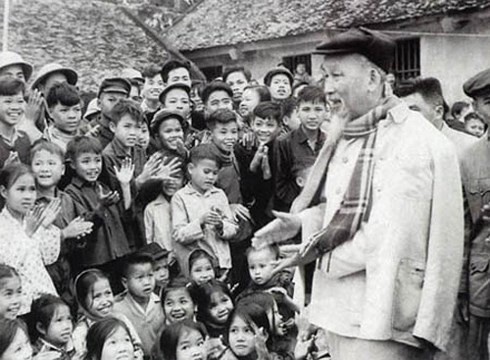 Bác Hồ nói chuyện với các cháu thiếu nhi trong dịp Người về thăm và chúc tết đồng bào tỉnh Hà Bắc ngày 9/2/1967. Ảnh TL Bác Hồ nói chuyện với các cháu thiếu nhi trong dịp Người về thăm và chúc tết đồng bào tỉnh Hà Bắc ngày 9/2/1967. Ảnh TL