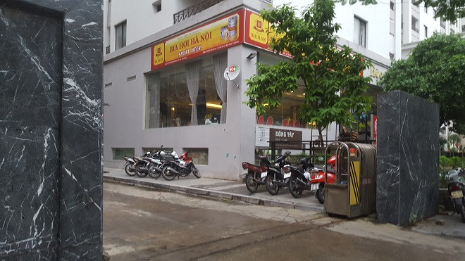 Quán bia ngay trước cổng 