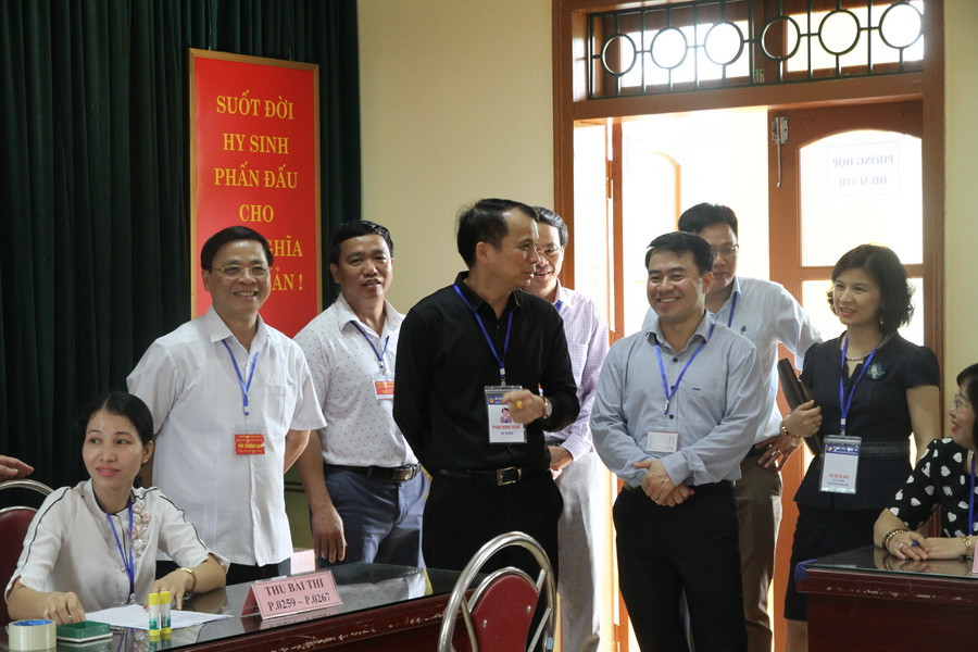 Thứ trưởng Phạm Mạnh Hùng kiểm tra công tác coi thi tại điểm thi Trường THPT Sơn Dương- Tuyên Quang