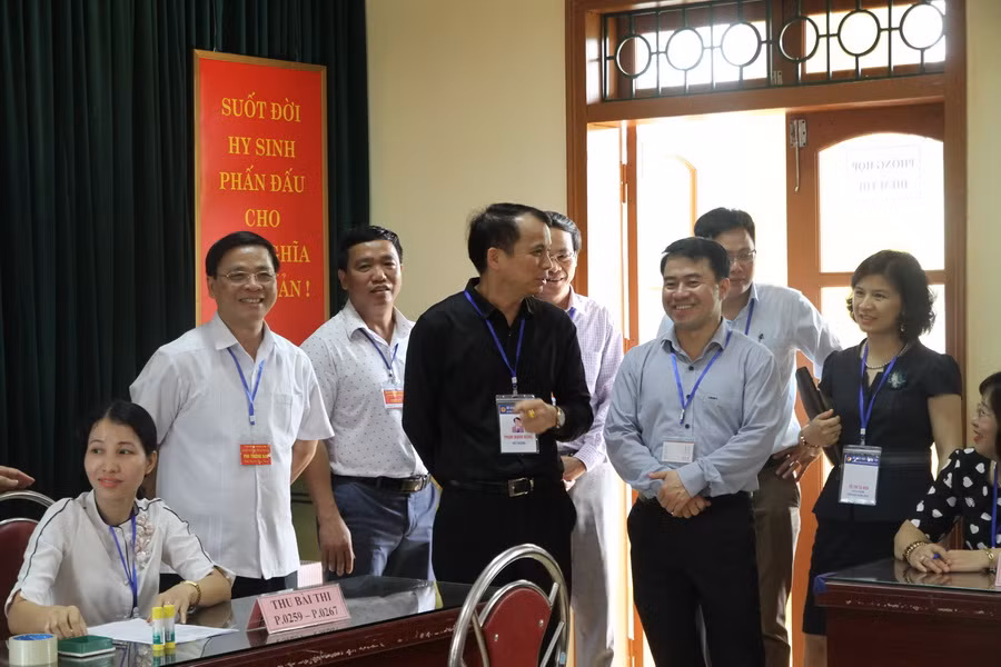 Thứ trưởng Phạm Mạnh Hùng kiểm tra công tác coi thi tại điểm thi Trường THPT Sơn Dương- Tuyên Quang