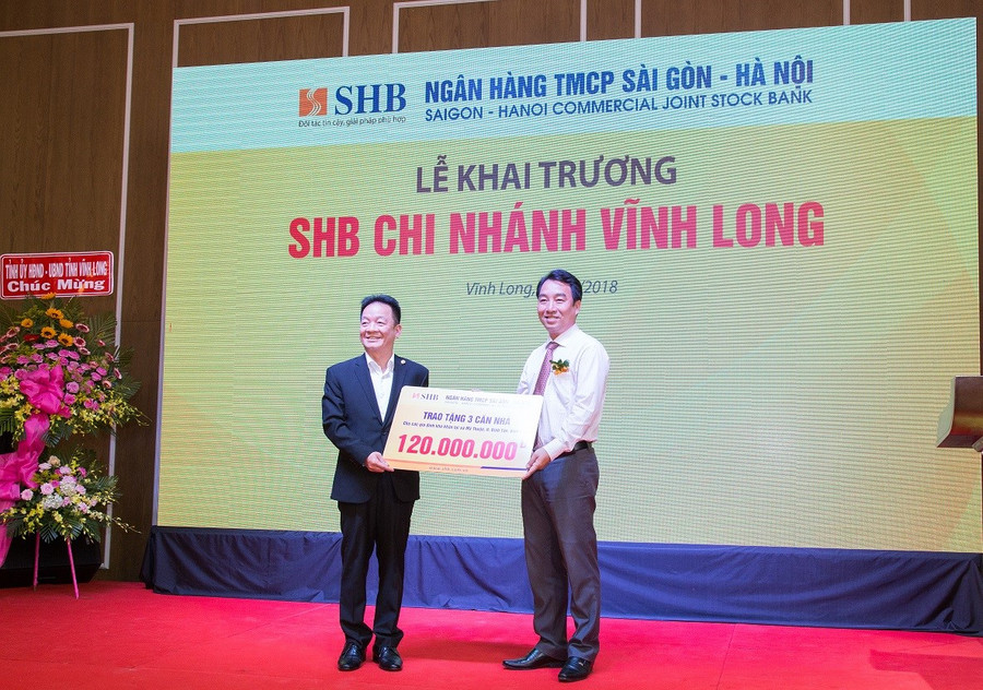 Chủ tịch HĐQT Đỗ Quang Hiển đại diện ngân hàng SHB đã trao tặng 120 triệu đồng để xây 3 căn nhà cho người dân có hoàn cảnh khó khăn, cụ thể hóa cam kết tích cực tham gia các hoạt động an sinh xã hội của tỉnh.
