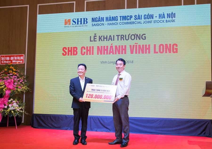Chủ tịch HĐQT Đỗ Quang Hiển đại diện ngân hàng SHB đã trao tặng 120 triệu đồng để xây 3 căn nhà cho người dân có hoàn cảnh khó khăn, cụ thể hóa cam kết tích cực tham gia các hoạt động an sinh xã hội của tỉnh.