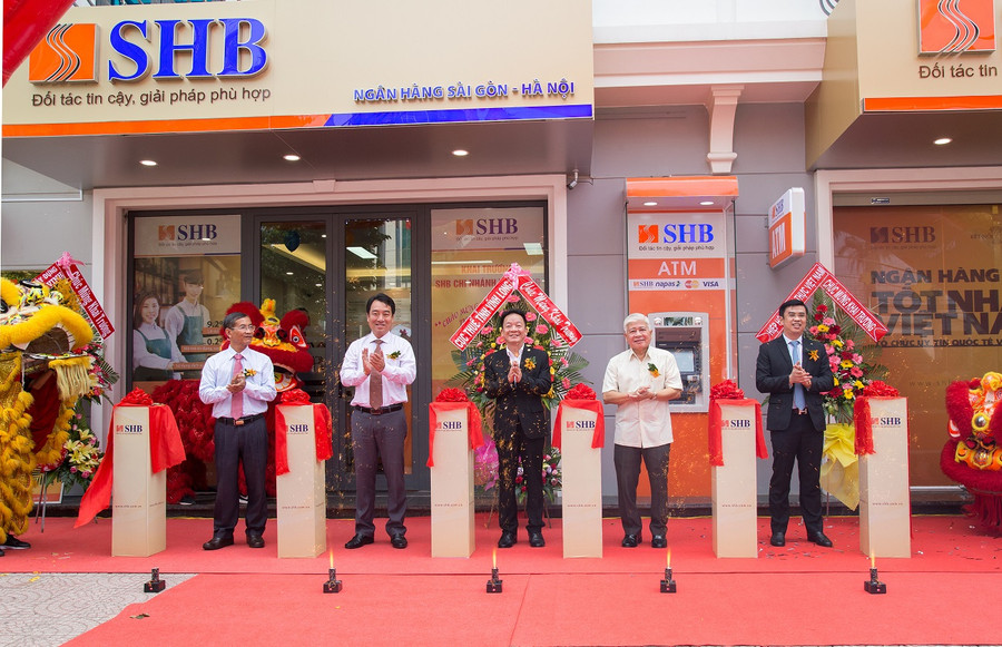 Lễ cắt băng khai trương SHB Vĩnh Long.