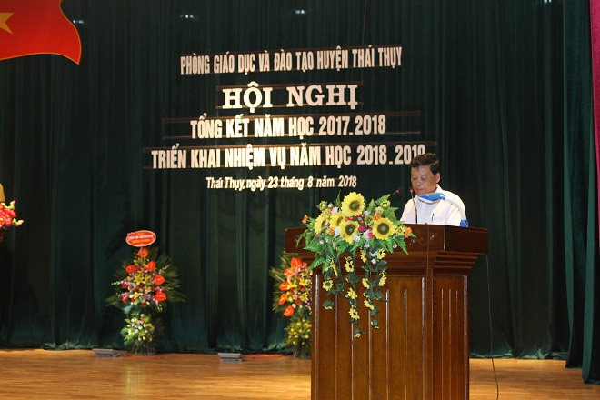 Đồng chí Bùi Đức Thụy – Phó trưởng phòng GD&ĐTđọc dự thảo báo cáo tổng kết và kế hoạch nhiệm vụ năm 2018-2019