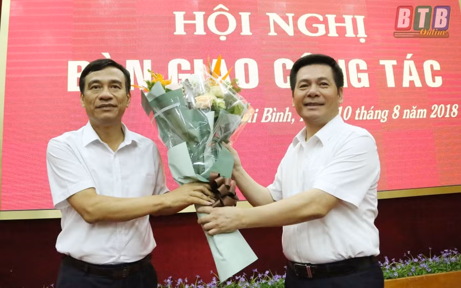 Bí thư Tỉnh ủy Thái Bình Nguyễn Hồng Diên chúc mừng tân Chủ tịch UBND tỉnh Thái Bình Đặng Trọng Thanh. Ảnh báo Thái Bình
