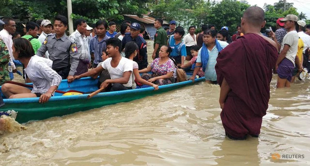 Hơn 50.000 người phải sơ tán do vỡ đập - Ảnh: Reuters