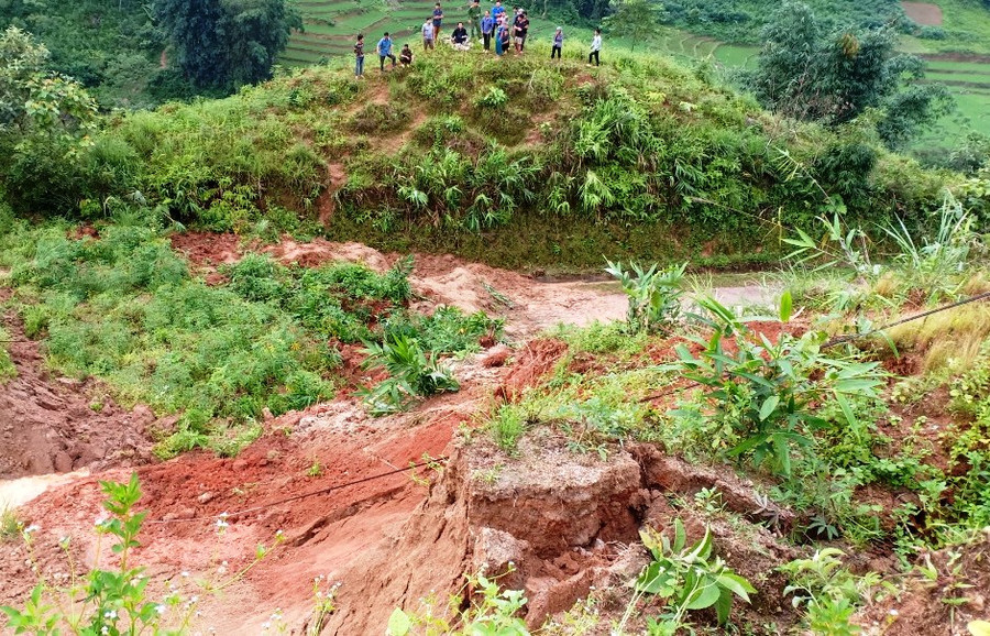 Hiện trường sạt lở đất trên tỉnh lộ 153