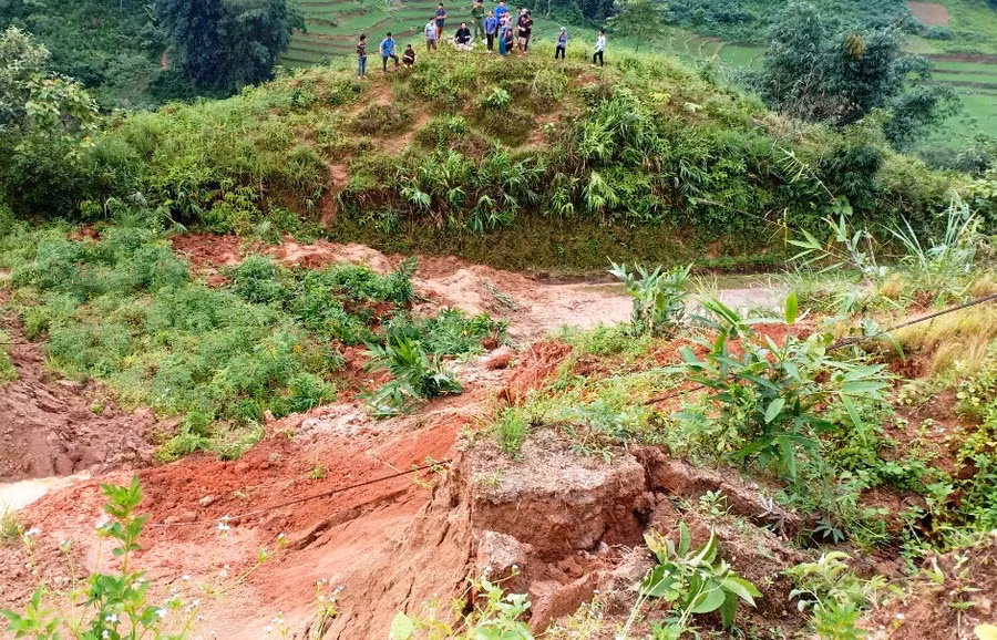 Hiện trường sạt lở đất trên tỉnh lộ 153