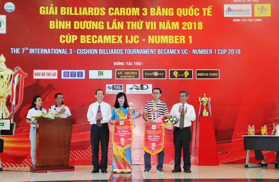 BTC trao cup và cờ lưu niệm cho đại diện Tập đoàn Tân Hiệp Phát