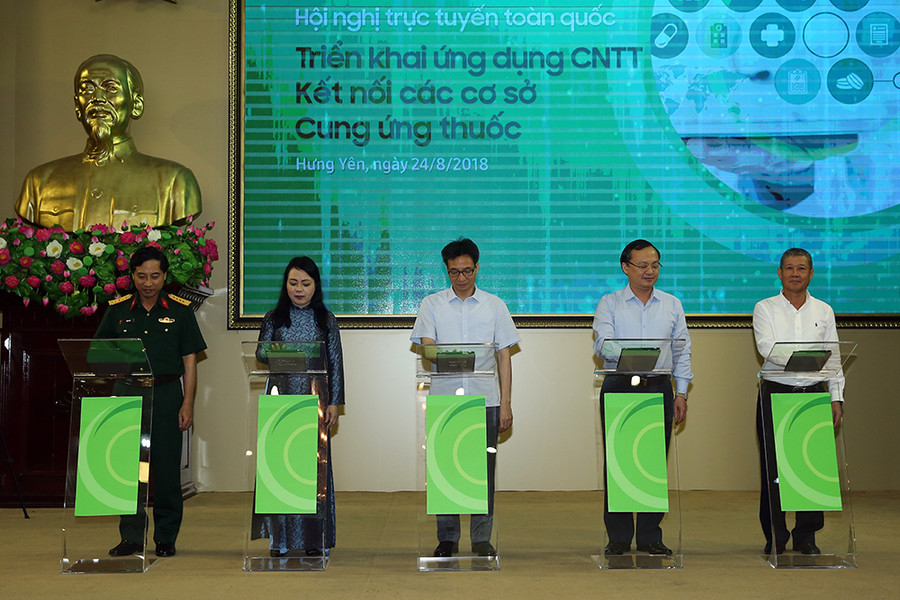 Phó Thủ tướng Vũ Đức Đam, lãnh đạo Bộ Y tế, Bộ Thông tin và Truyền thông, tỉnh Hưng Yên, Tập đoàn Viettel nhấn nút khai trương hệ thống ứng dụng công nghệ thông tin kết nối các cơ sở cung ứng thuốc trên toàn quốc. Ảnh: VGP Phó Thủ tướng Vũ Đức Đam, lãnh đạo Bộ Y tế, Bộ Thông tin và Truyền thông, tỉnh Hưng Yên, Tập đoàn Viettel nhấn nút khai trương hệ thống ứng dụng công nghệ thông tin kết nối các cơ sở cung ứng thuốc trên toàn quốc. Ảnh: VGP