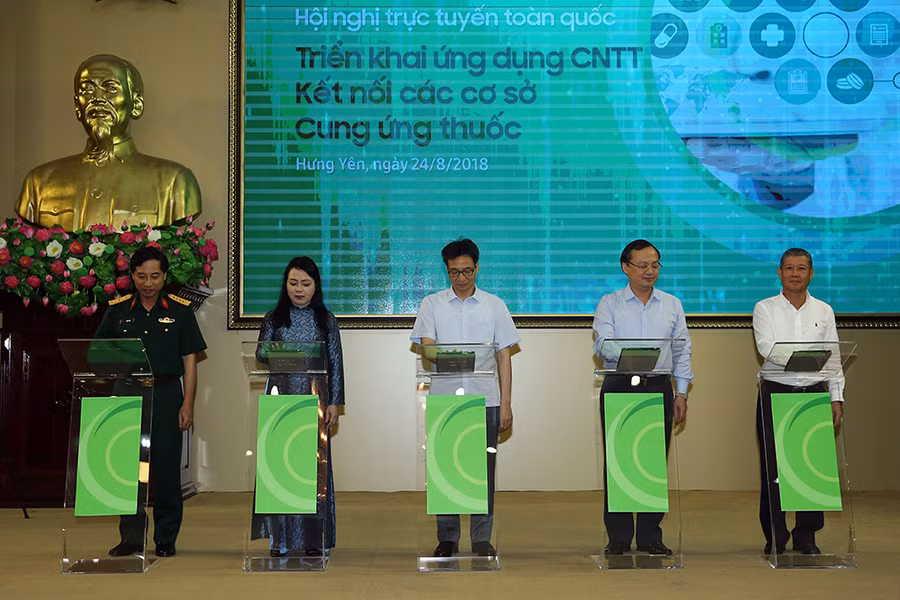 Phó Thủ tướng Vũ Đức Đam, lãnh đạo Bộ Y tế, Bộ Thông tin và Truyền thông, tỉnh Hưng Yên, Tập đoàn Viettel nhấn nút khai trương hệ thống ứng dụng công nghệ thông tin kết nối các cơ sở cung ứng thuốc trên toàn quốc. Ảnh: VGP