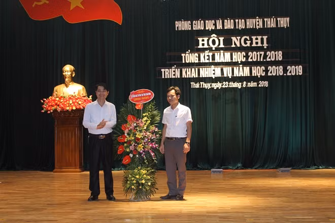 Đồng chí Hoàng Văn Thiệp – Phó giám đốc Sở GD&ĐT tặng hoa Hội nghị