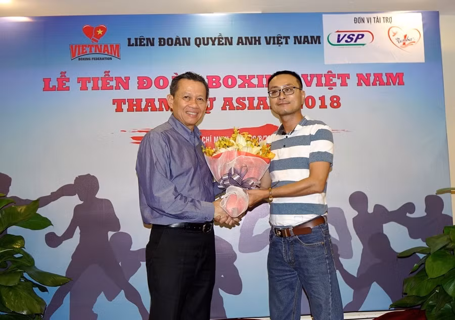 Đại diện Liên đoàn Boxing Việt Nam trao hoa cho đại diện tập đoàn Tân Hiệp Phát