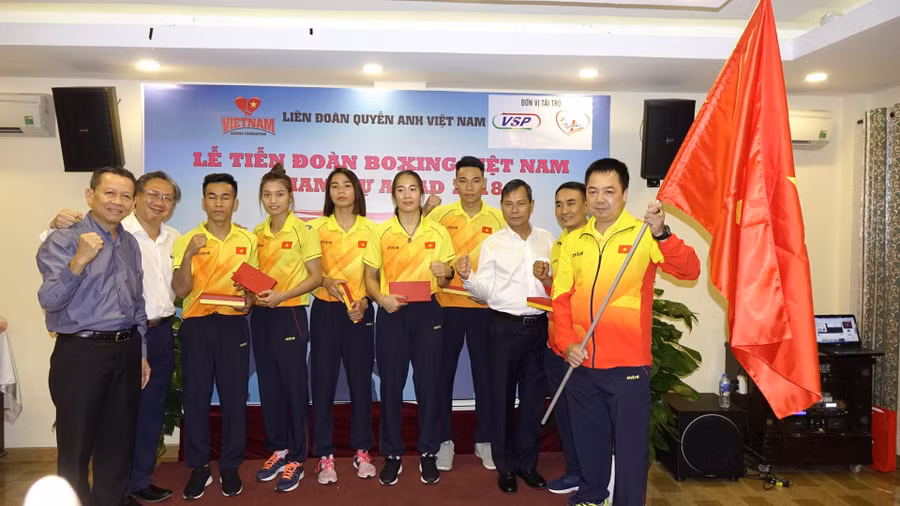 Các võ sĩ thể hiện quyết tâm trong buổi Lễ tiễn đoàn thể thao Boxing Việt Nam tham dự Đại hội thể thao Châu Á - Asiad 2018