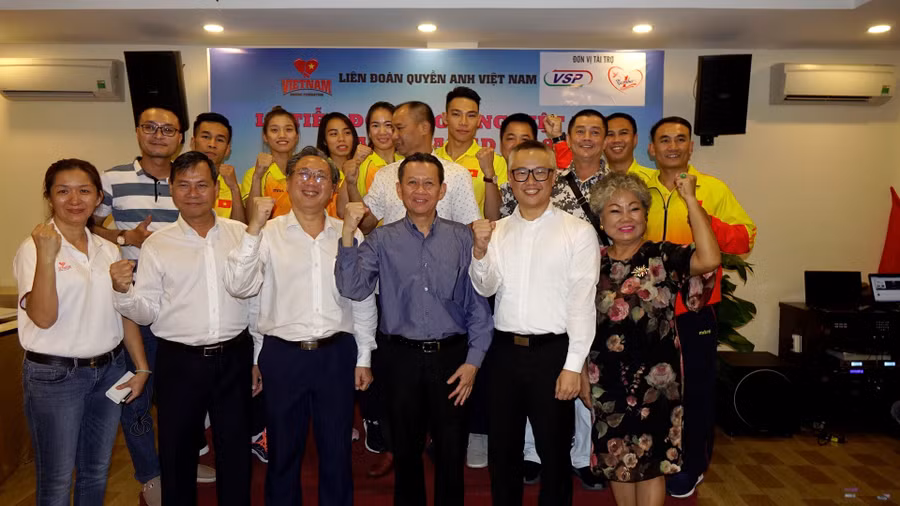 Ban tổ chức, nhà tài trợ và các võ sĩ cùng chụp hình lưu niệm trong buổi lễ tiễn đoàn thể thao Boxing Việt Nam tham dự Đại hội thể thao Châu Á - Asiad 2018